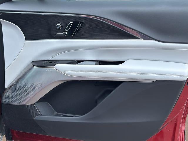 2024 Cadillac LYRIQ Luxury 2